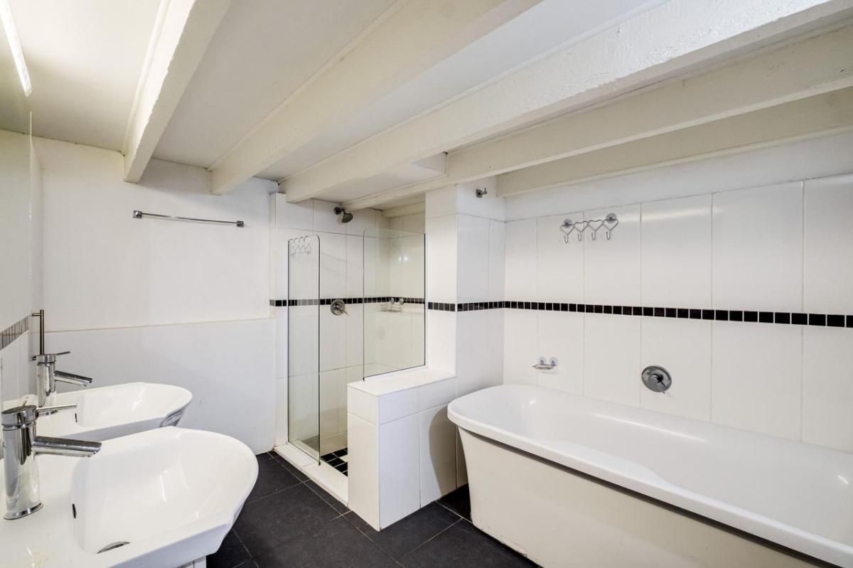 4 Bedroom house for sale in Observatory, Cape Town