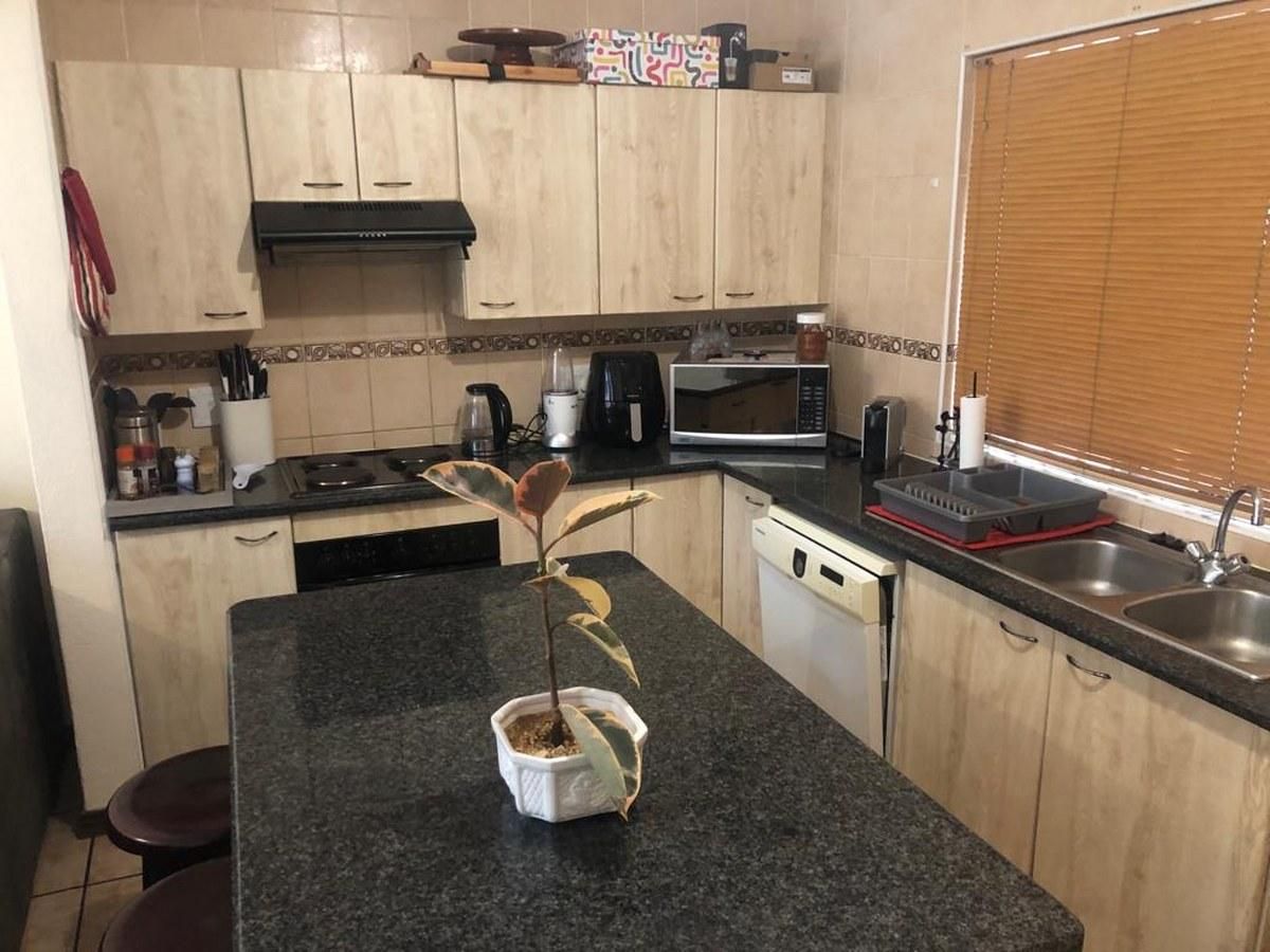 3 Bedroom duplex townhouse sectional to rent in Sundowner, Randburg