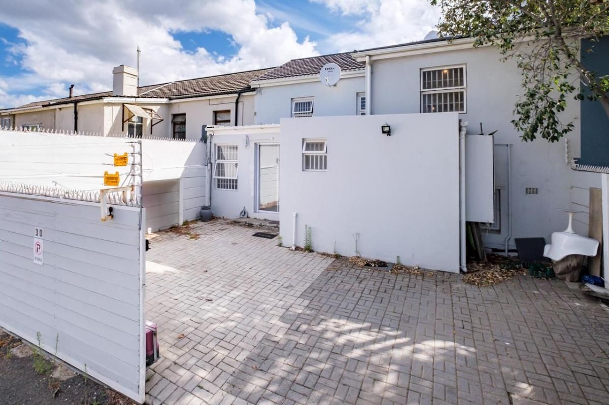 4 Bedroom house for sale in Observatory, Cape Town