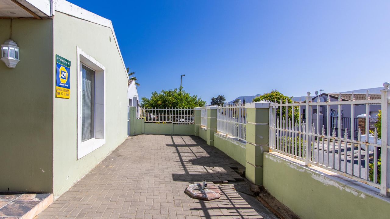 3 Bedroom house for sale in Groenheuwel, Paarl