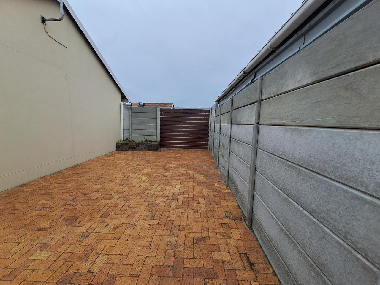 2 Bedroom house rented in Pelican Park, Cape Town