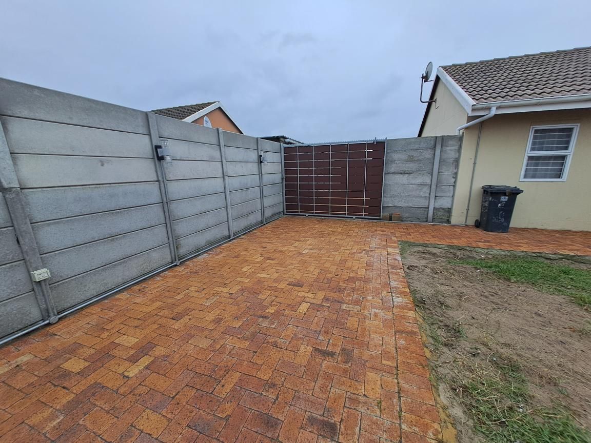 2 Bedroom house rented in Pelican Park, Cape Town