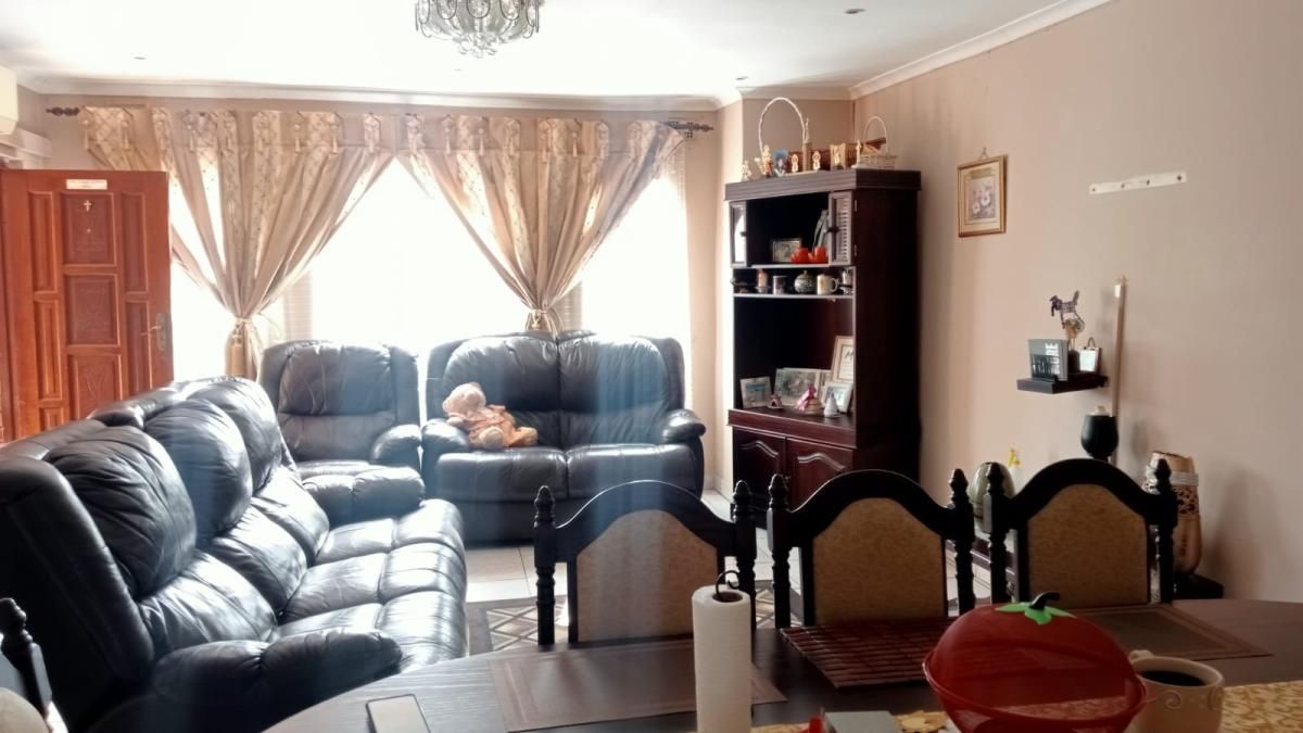 5 Bedroom house for sale in Grove End, Phoenix