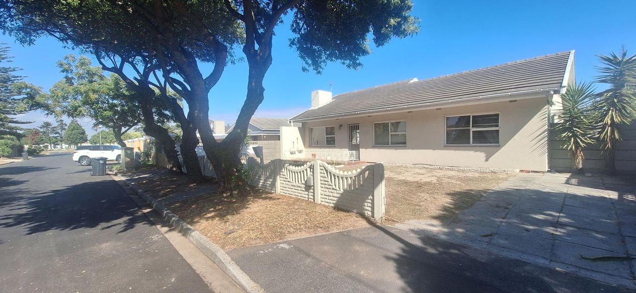 3 Bedroom house for sale in Bothasig, Milnerton