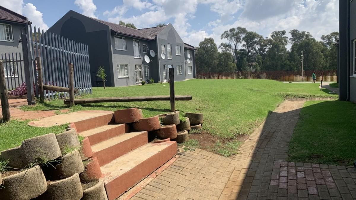 2 Bedroom townhouse sectional for sale in Alan Manor, Johannesburg