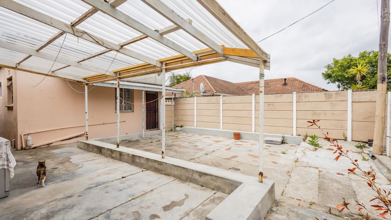 3 Bedroom house for sale in Kenwyn, Cape Town