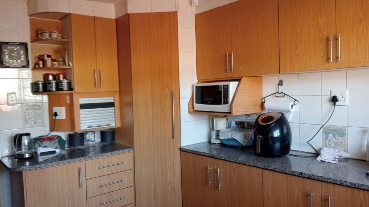 5 Bedroom house for sale in Grove End, Phoenix