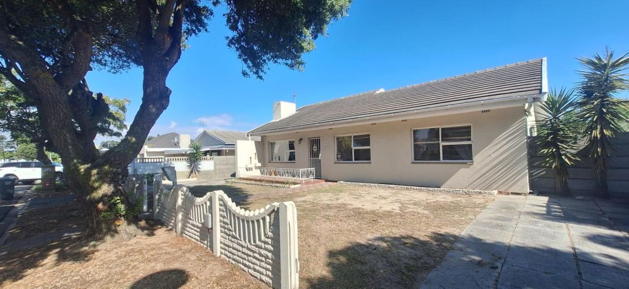 3 Bedroom house for sale in Bothasig, Milnerton