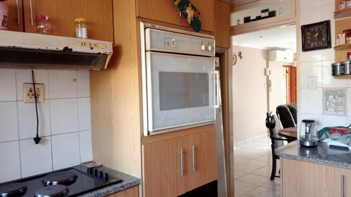 5 Bedroom house for sale in Grove End, Phoenix