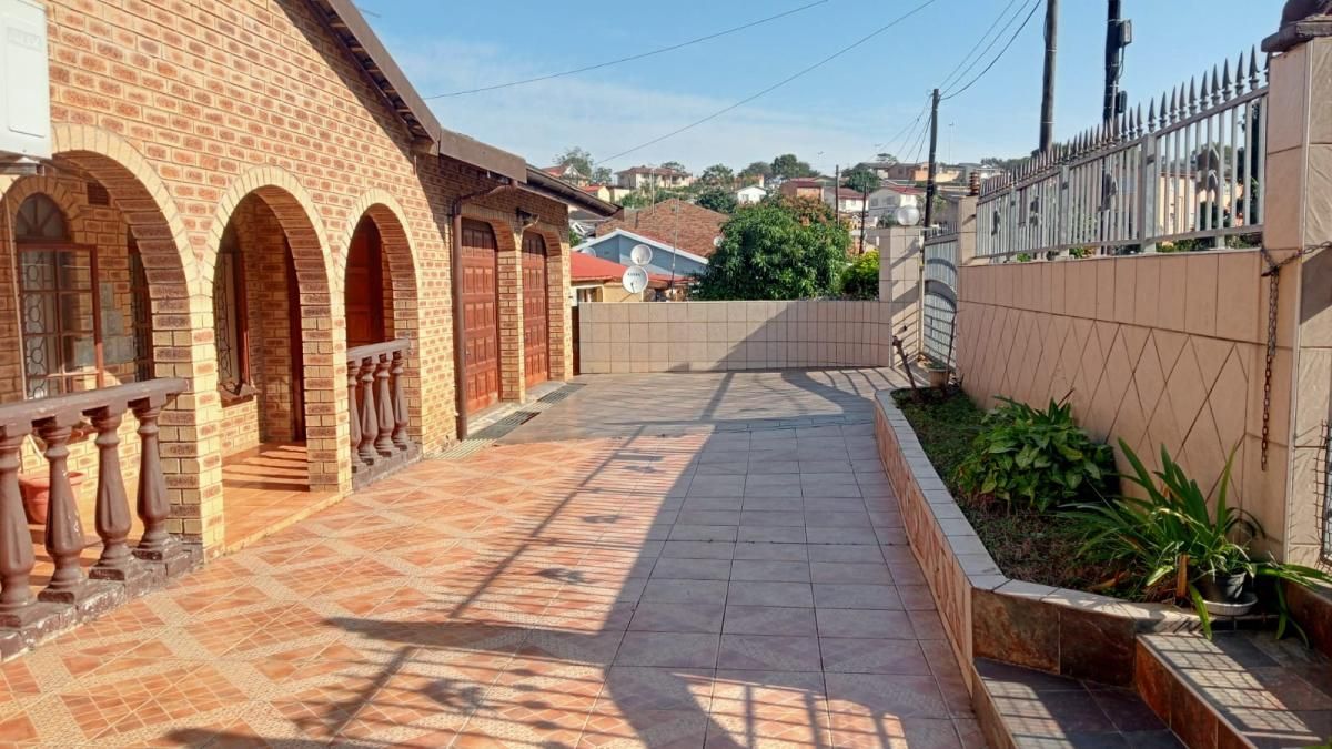 5 Bedroom house for sale in Grove End, Phoenix