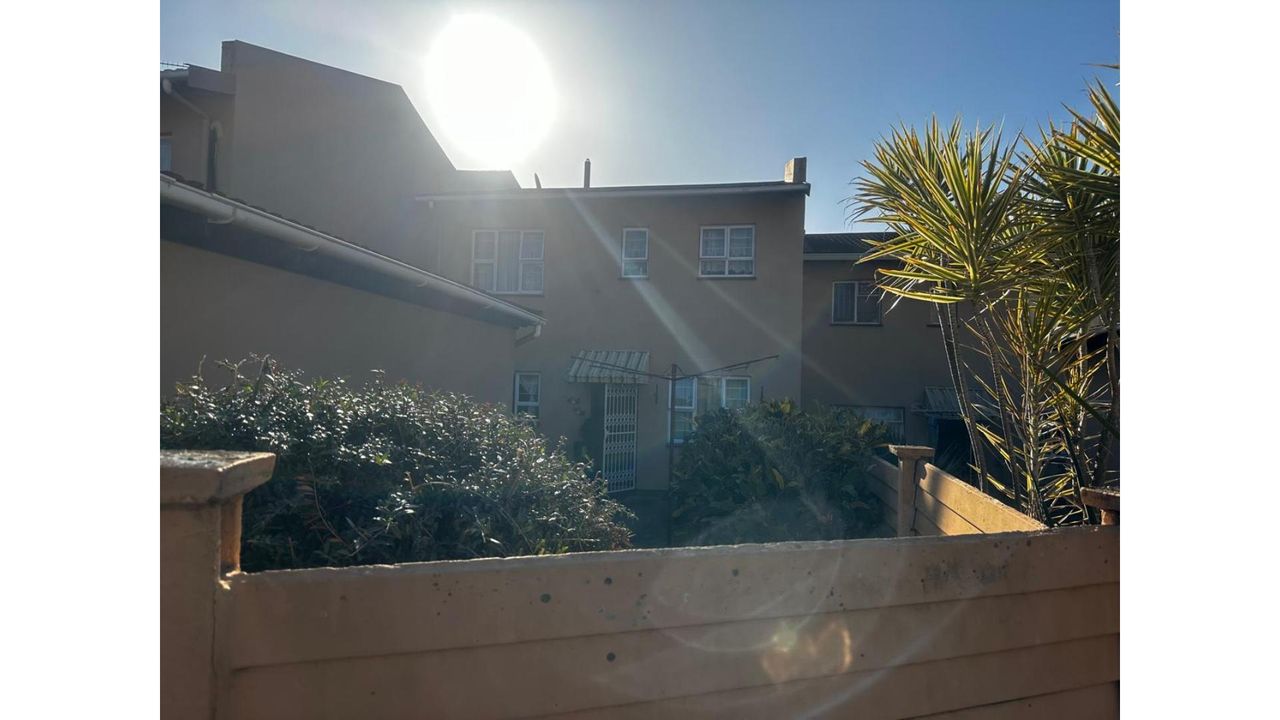 3 Bedroom duplex townhouse sectional to rent in Bluff, Durban