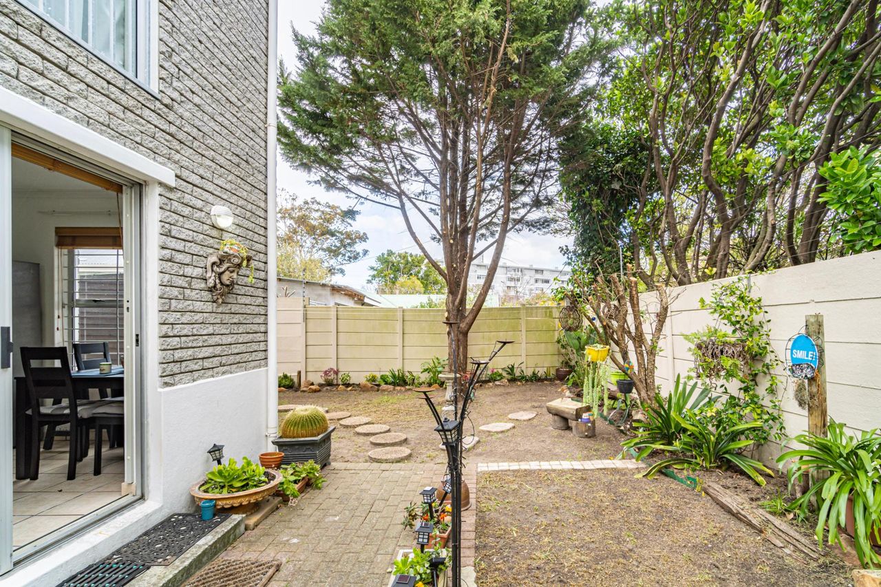 1 Bedroom flat for sale in Plumstead, Cape Town