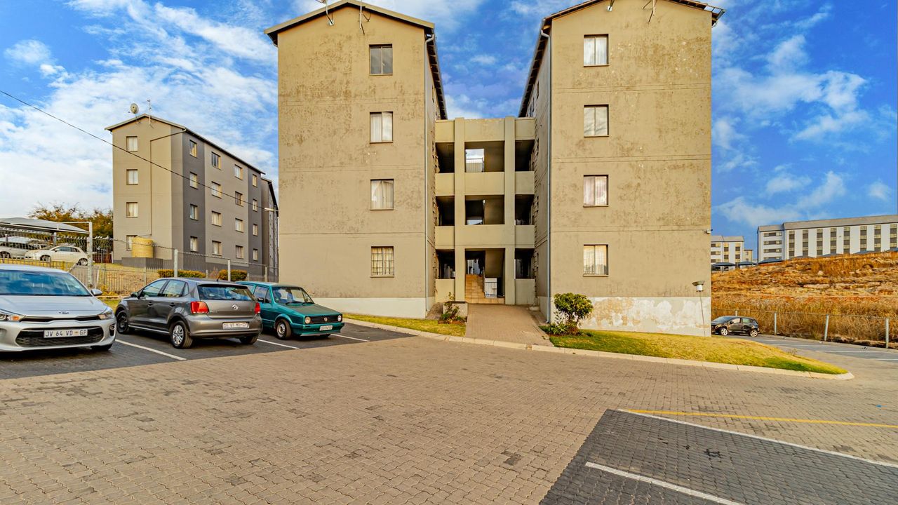 2 Bedroom apartment for sale in Fleurhof, Roodepoort