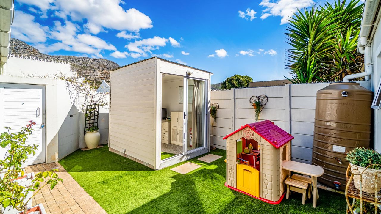 3 Bedroom house sold in Kirstenhof, Cape Town