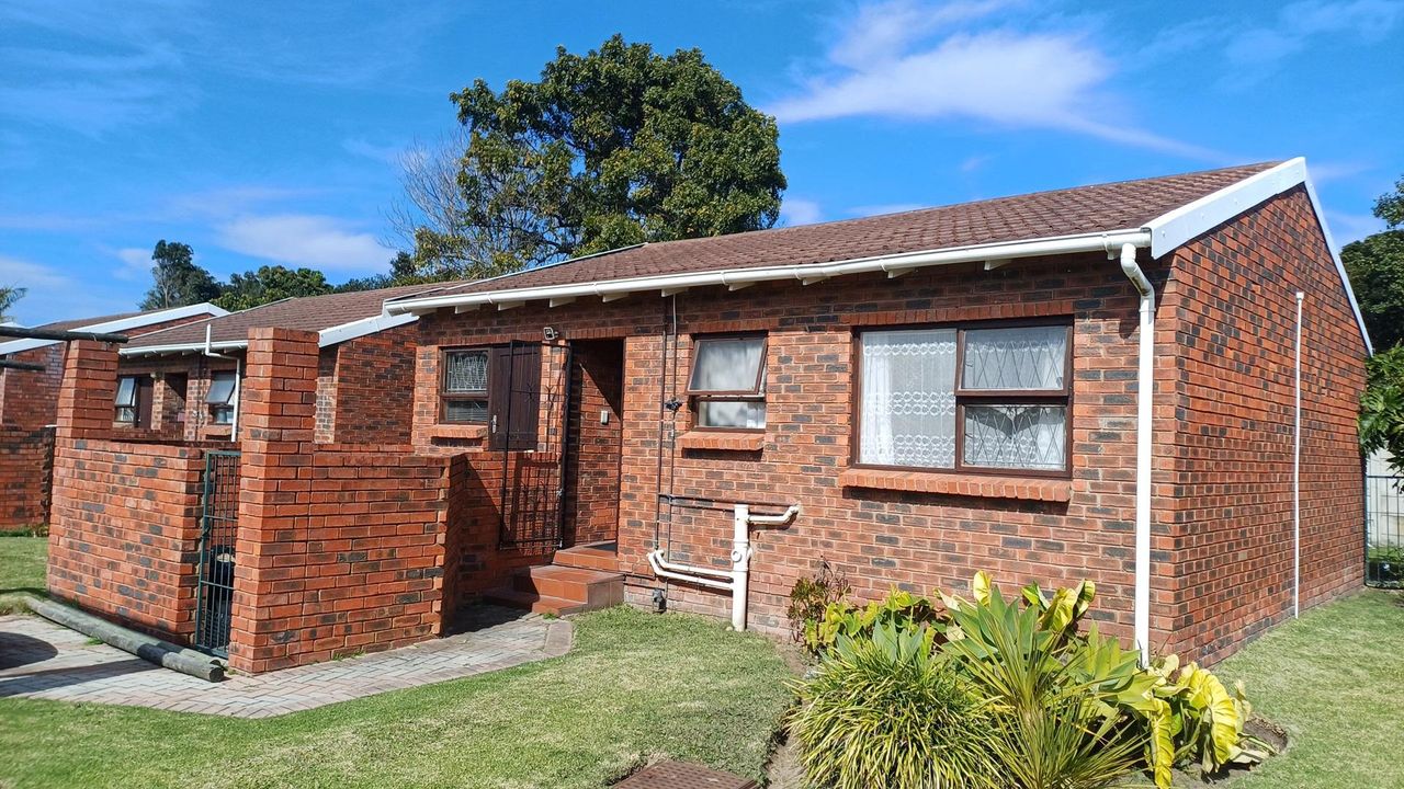 2 Bedroom townhouse sectional for sale in Lorraine, Port Elizabeth