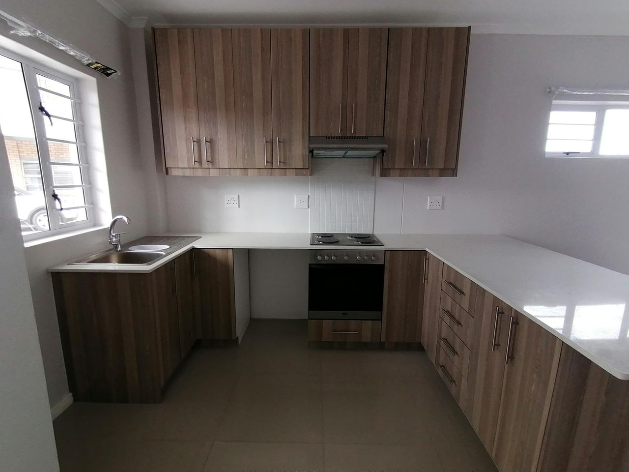 2 Bedroom apartment rented in Lansdowne, Cape Town